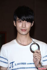 组图：严爵害羞不露人鱼线 女记者上阵验收