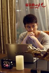 组图：贾乃亮《最美的时光》开播 魅力西装秀