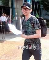 组图：SJ金希澈退役获表彰 表情开心抛飞吻