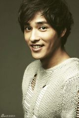 组图：型男蓝正龙最新写真 不玩酷释放微笑