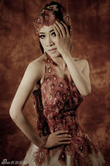 组图：芙蓉姐姐化身妩媚孔雀 装扮火红魅惑放电