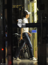 组图：冯绍峰拍《狼图腾》被小狼咬 忙打疫苗