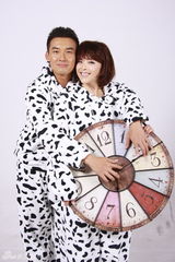 组图：《首付》张铎黄小蕾拍搞怪雷人结婚照