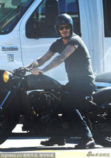 组图：贝克汉姆骑机车外出 黑色酷装秀手臂纹身