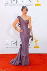 组图：艾美奖红毯 凯莉-奥斯本抚胸献飞吻