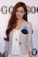 组图：蔡恩真走秀不慎跌倒 文咏珊车祸有惊无险