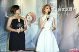 组图：杨丞琳白裙宣传新歌 梁静茹站台送勇气