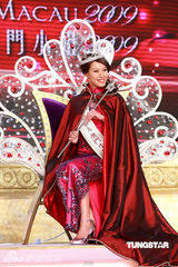 幻灯图集：澳门小姐新鲜出炉 李若滢获双料冠军