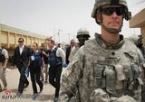 高清组图：安吉丽娜访问伊拉克 一路士兵同行似特工