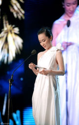 高清图集：霍思燕白裙亮相大影节 优雅似缪斯女神