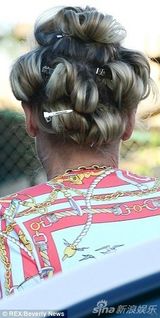 组图：莎朗斯通包租婆发型出街 满脸皱纹显老态