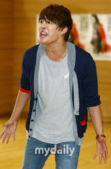 组图：神起金俊秀音乐剧公开彩排 全情投入表演