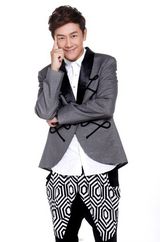 组图：陈浩民登杂志封面 尽展夏日成熟魅力