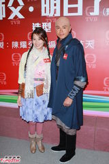 组图：黄浩然为拍戏剃头 黄翠如强调无后台