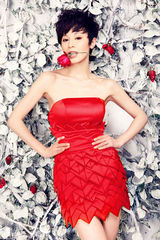 组图：石小群短发写真曝光 尽显妙灵妩媚