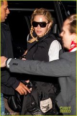 组图：55岁麦当娜麻花辫扮嫩 紧身裤装显帅气