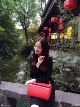 组图：倪妮惬意游古镇 模仿冯绍峰童年照秀恩爱