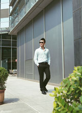 组图：郑凯街拍波点衬衣显熟男气质