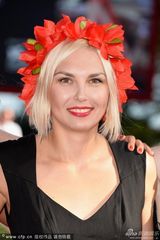 组图：《乌克兰》首映 女权团体成员举臂高呼