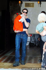 组图：汤姆-克鲁斯离婚后首探爱女 遭狗仔围堵