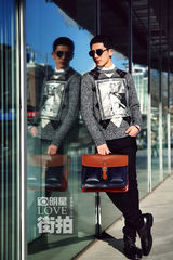 明星爱街拍：井柏然扮酷耍帅 冬日阳光下如少年