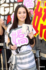 组图：阿娇被问玉照反应大 称要随时间“放低过去”