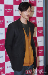 组图：韩星元斌粉丝签名会休闲风亮相 展熟男气质