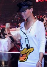 高清：蕾哈娜现身真人秀 劲歌热舞大受追捧