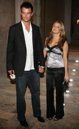 组图：黑眼豆豆主唱菲姬诞子 盘点夫妻恩爱照