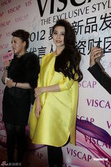 组图：范冰冰千万代言服饰 与老板热聊乐不拢嘴