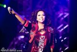 组图：张惠妹开唱性感撩人 举彩虹旗顶同志