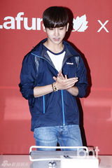 组图：东方神起携手代言品牌出席粉丝签名会