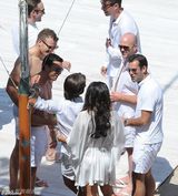 组图：F1总裁千金大婚奢靡派对 吻同性入水走光