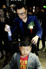 组图：郭涛携子开店捞金 石头叫兽头萌翻全场