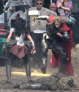 组图：《雷神2》曝海量片场照 锤哥威武抡大锤