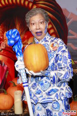 组图：吴卓羲宣传万圣节扮吸血鬼 高海宁险走光