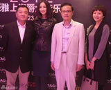 组图：张歆艺黑装现身上海音乐周晚宴 老外争相合影