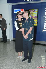 组图：新婚郑希怡戴金项链大呼嫁到好老公