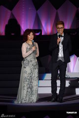 组图：张德兰香港再开唱 张敬轩获邀作嘉宾