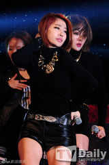 组图：群星齐聚开唱献爱心 BEG等性感助阵