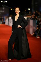 组图：郑秀文黑衣干练帅气手挽杜琪峰