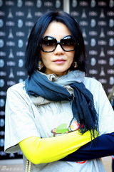 组图：爱女李嫣首办画展 李亚鹏摸王菲大腿秀恩爱