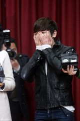 组图：韩国神话组合成员李珉宇结束兵役与粉丝见面