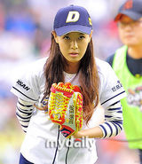 组图：Wondergirls成员婑斌为棒球赛开球