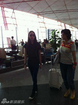 组图：童瑶休闲潮装现身机场 黑超扮酷潮范儿十足
