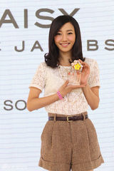 组图：白百何亮相香水活动甜美可人 商业价值突出