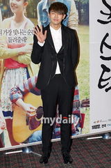 组图：韩片《Acoustic》试映会 女星申世京精致亮相