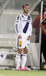 组图：贝克汉姆赛场出糗 偷摸私处被拍下