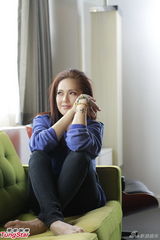 组图：卫兰努力学中文 获陈小春赞歌艺