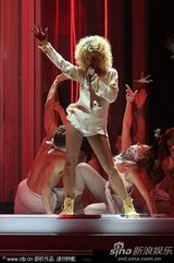 组图：蕾哈娜获全英国际最佳女歌手 破烂大T秀美腿